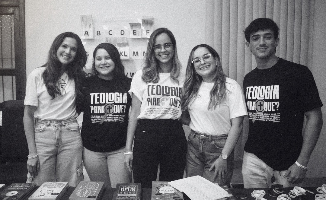 Jovens da Juventude IBVI com a camisa Teologia para quê?